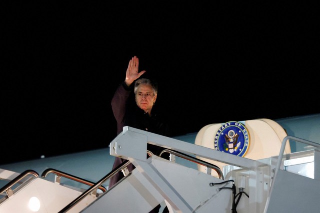 Ngoại trưởng Antony Blinken lên máy bay tại thủ đô Washington - Mỹ hôm 4-1 Ảnh: REUTERS