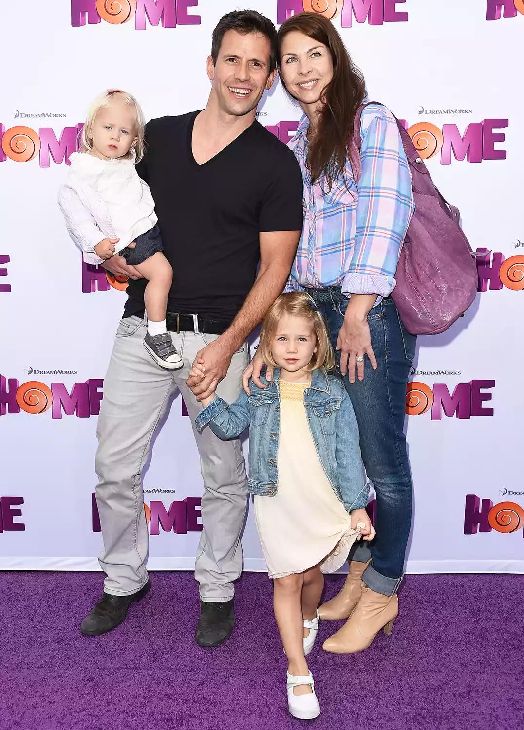 Christian Oliver (trái) cùng vợ, Jessica Mazur (phải), và các con gái tại buổi ra mắt phim Home ở Los Angeles (Mỹ), tháng 3/2015. Ảnh: FilmMagic
