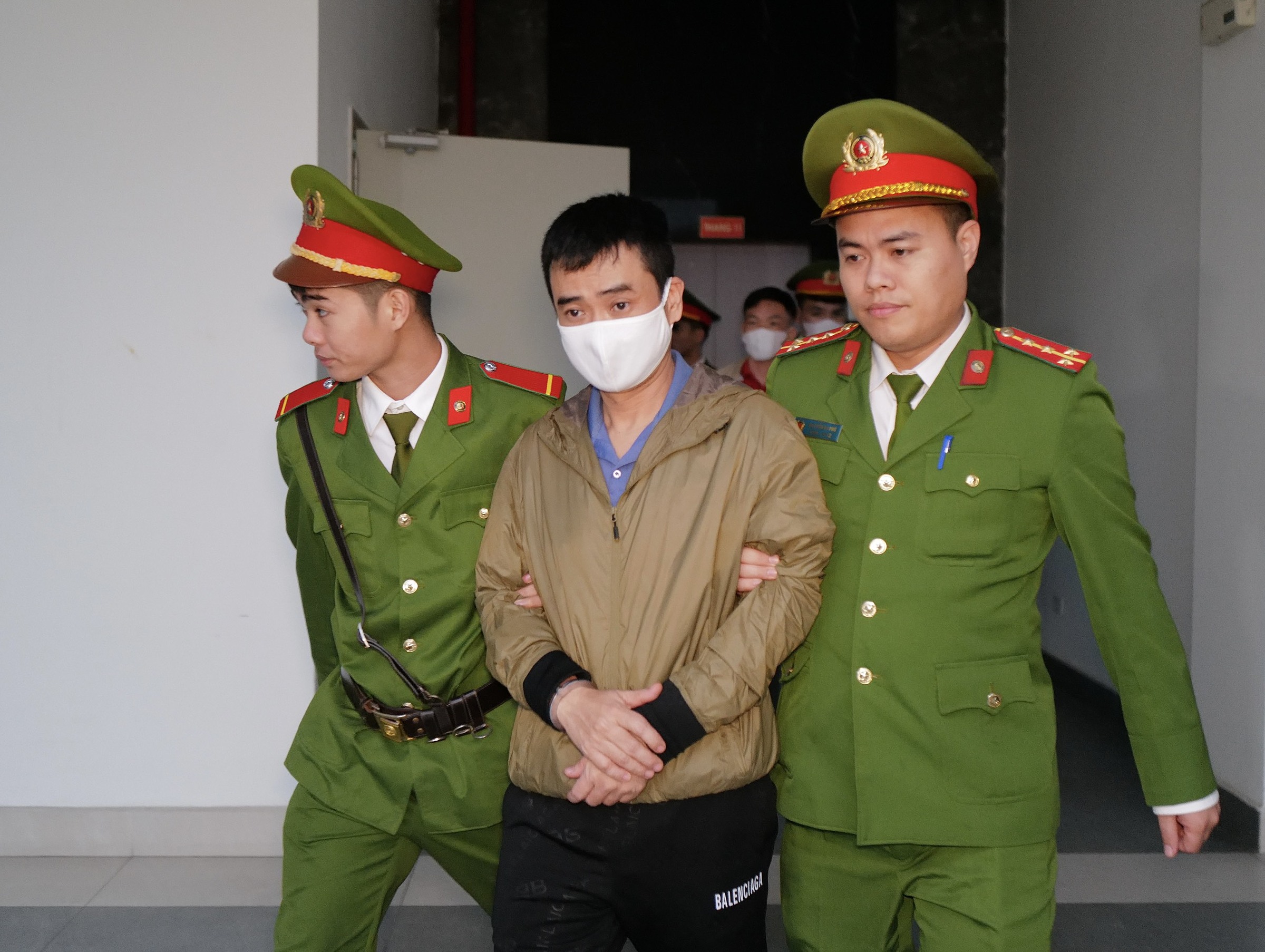 Bị cáo Phan Quốc Việt bị áp giải rời tòa án lúc gần 18h ngày 4/1. Ảnh: Ngọc Thành