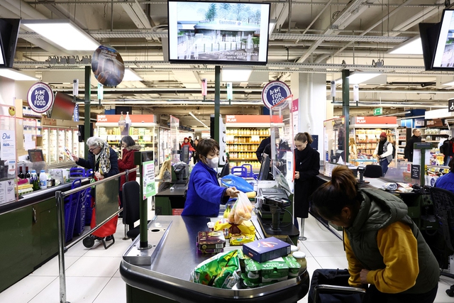 Một siêu thị tại thủ đô Paris - Pháp hôm 4-1 Ảnh: REUTERS