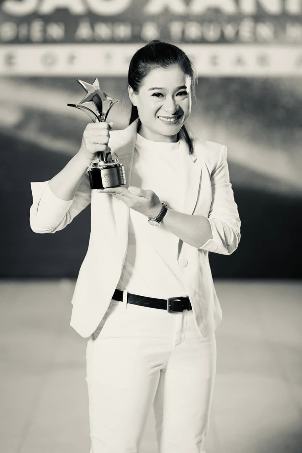 Thanh Hoa đạt giải Nữ diễn viên phụ xuất sắc với vai Thanh Sói tại Ngôi Sao Xanh năm 2019. Ảnh: Ban tổ chức